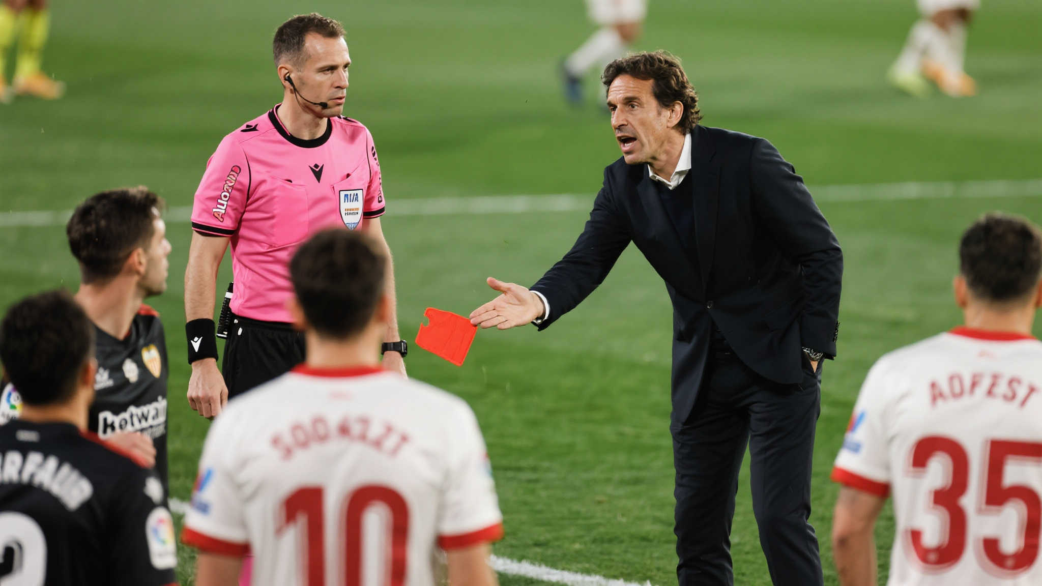 比赛刚刚开始不久，一张争议颇大的红牌让全队陷入困境